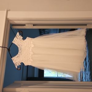 David's Bridal Venise Lace Cap Sleeve Flower Girl Dress. Size 6